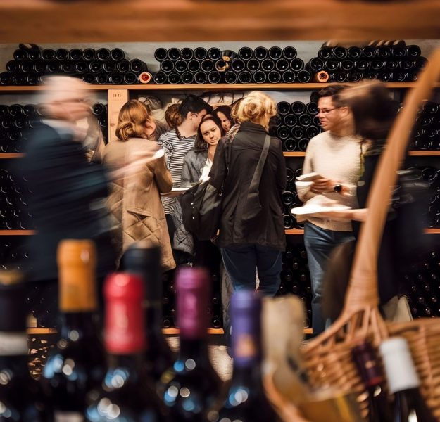medias tomas de personas borrosas en la bodega