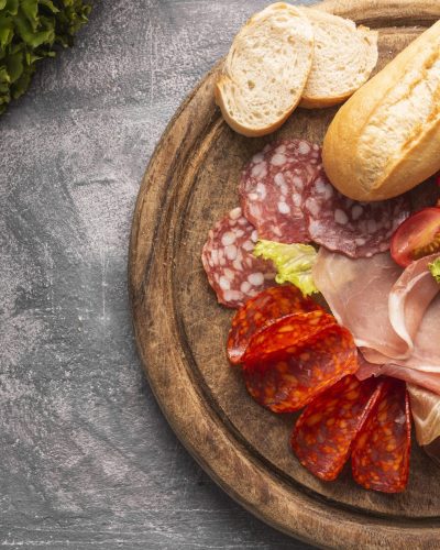 vista cercana de salami y tomates en placa